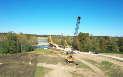 Des passerelles provisoires ou estacades en cours d’installation