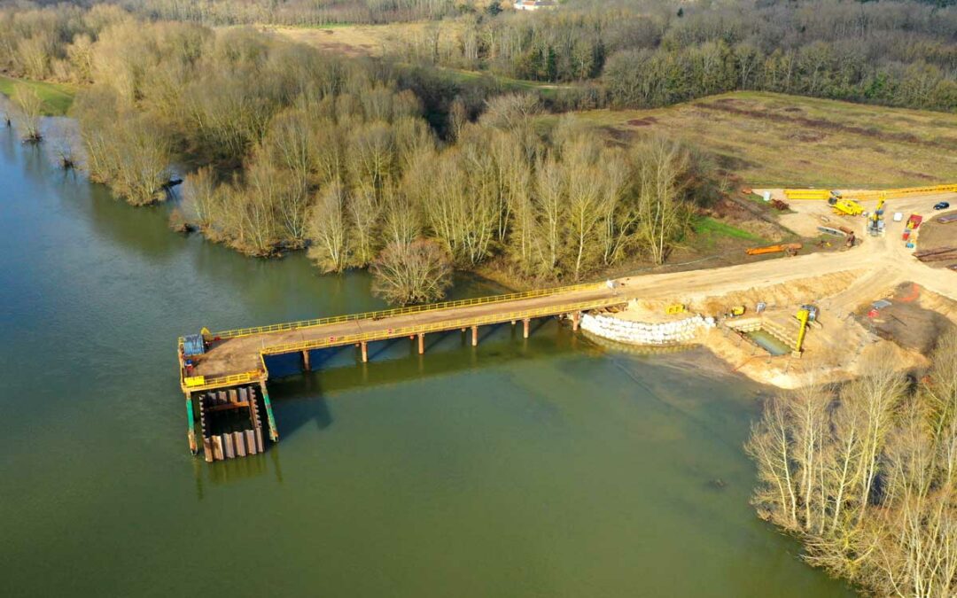 Pour la construction des piles du pont, les batardeaux en cours d’installation