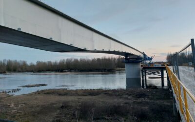 Premier lancement du tablier du pont sur la Loire