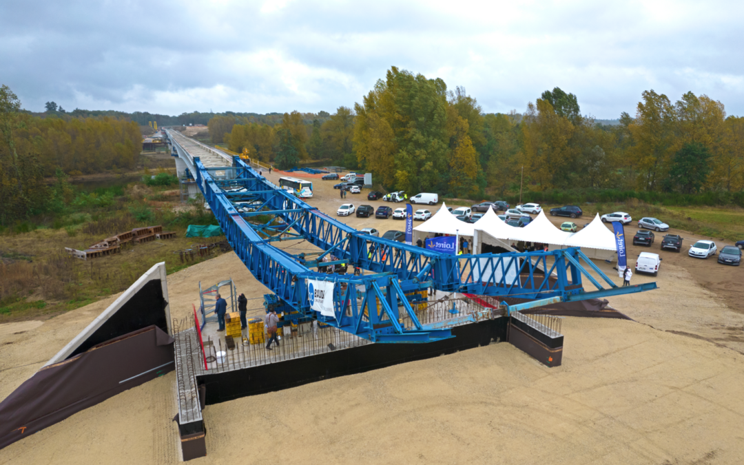 Le pont relie désormais les deux rives de la Loire